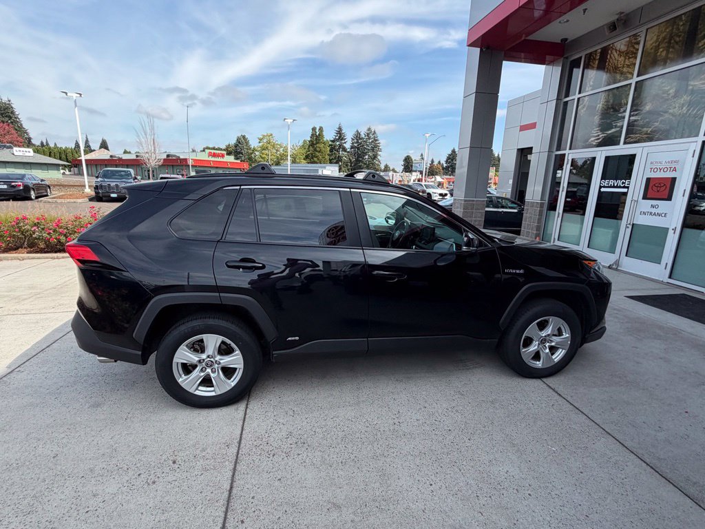 Used 2021 Toyota RAV4 XLE AWD/4WD image 7