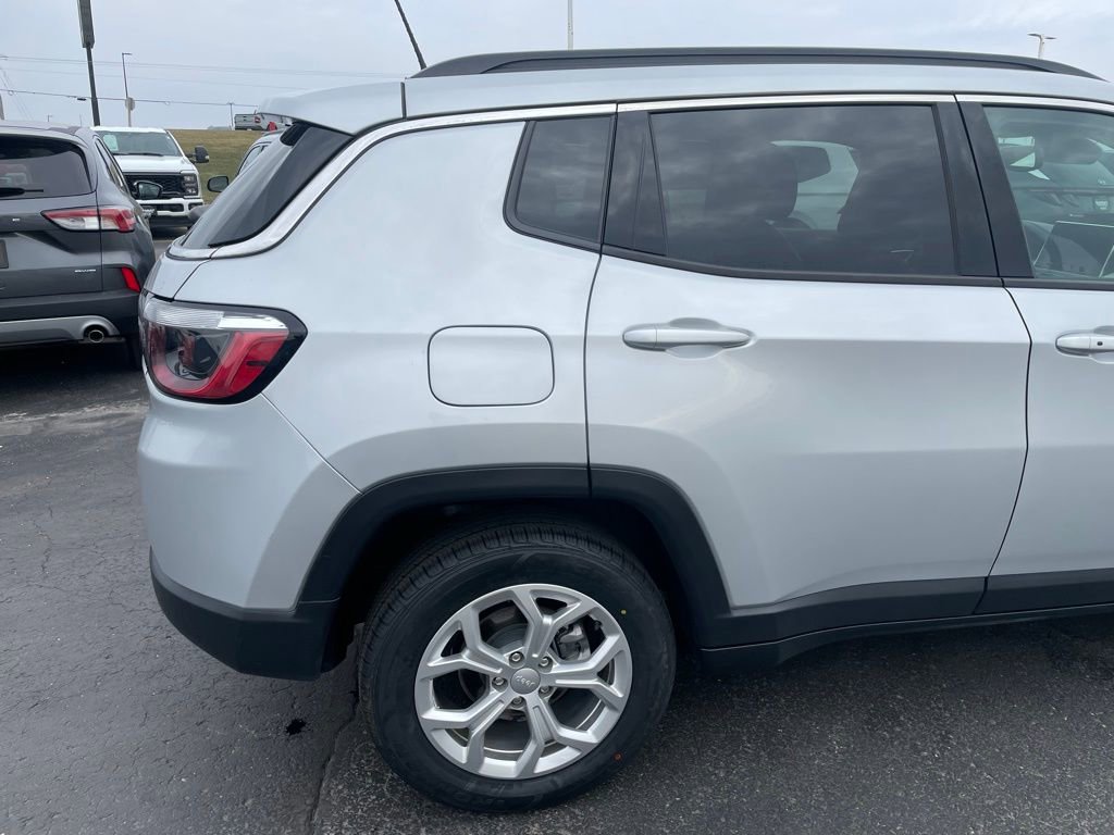 Used 2024 Jeep Compass Latitude image 33