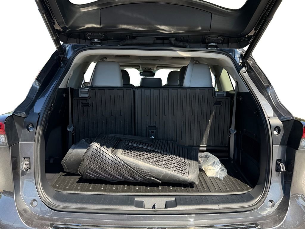 Used 2023 Toyota Highlander XLE AWD/4WD image 11