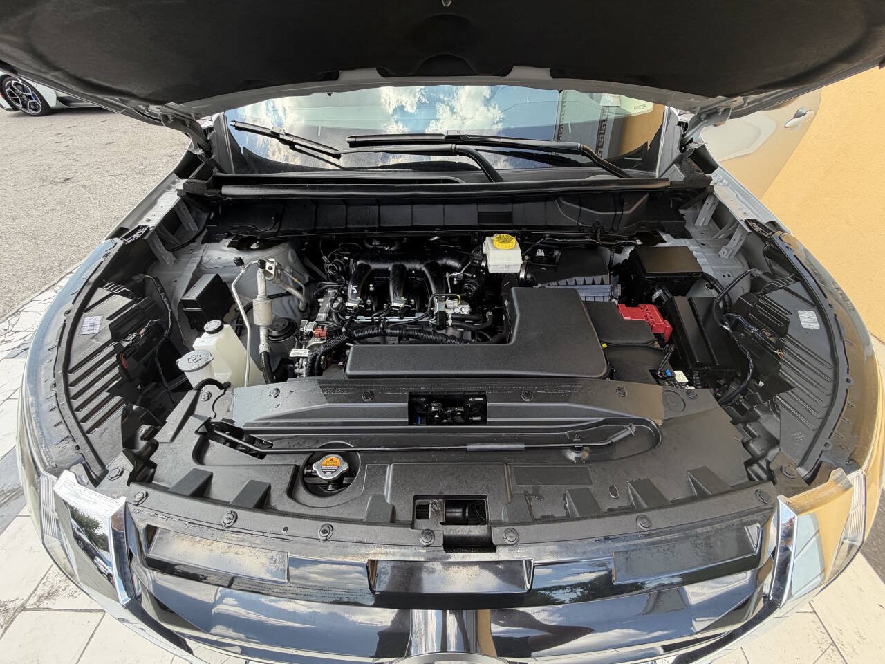 Used 2025 Nissan Pathfinder SV FWD image 10