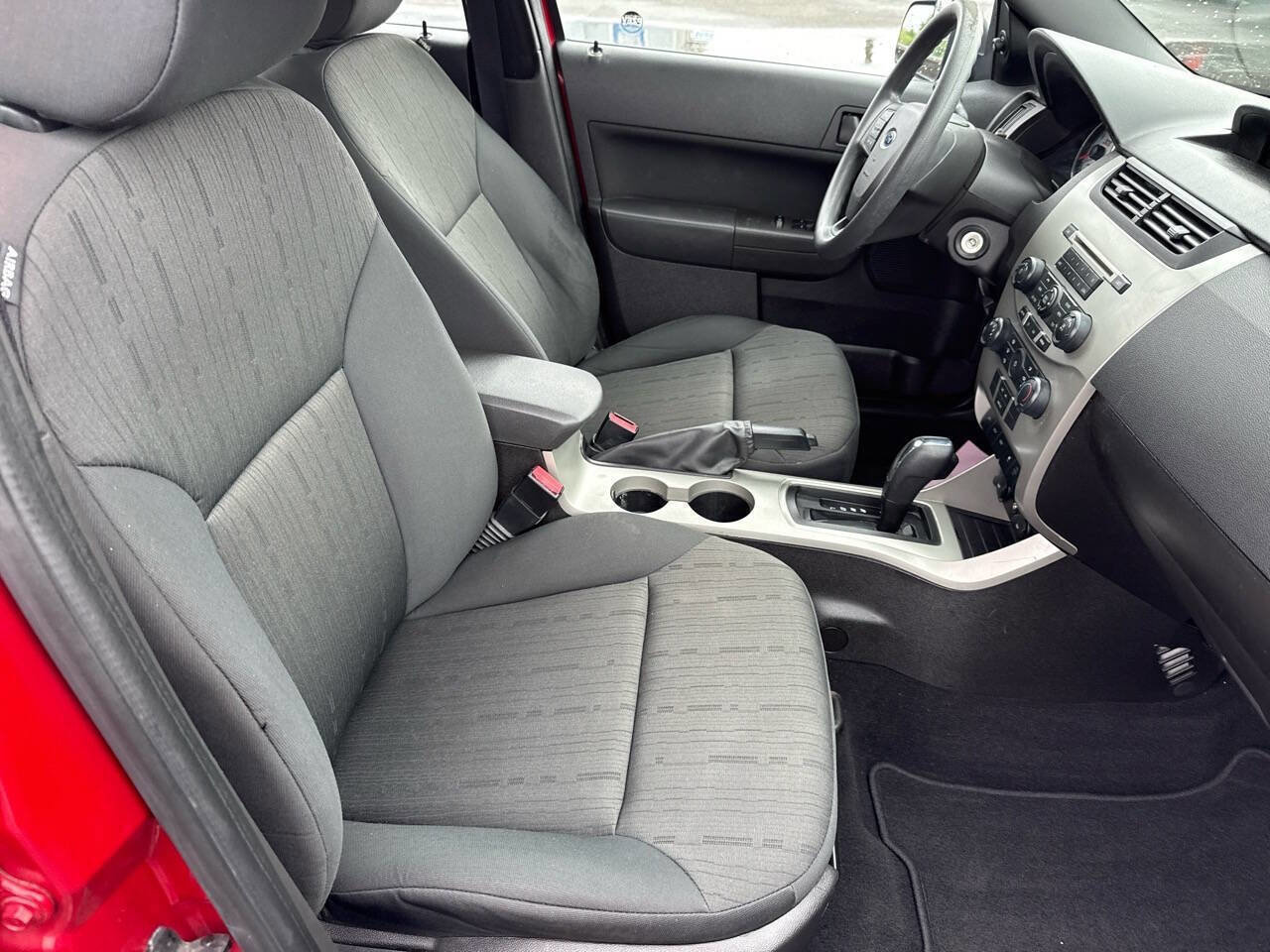 Used 2010 Ford Focus SE FWD image 22