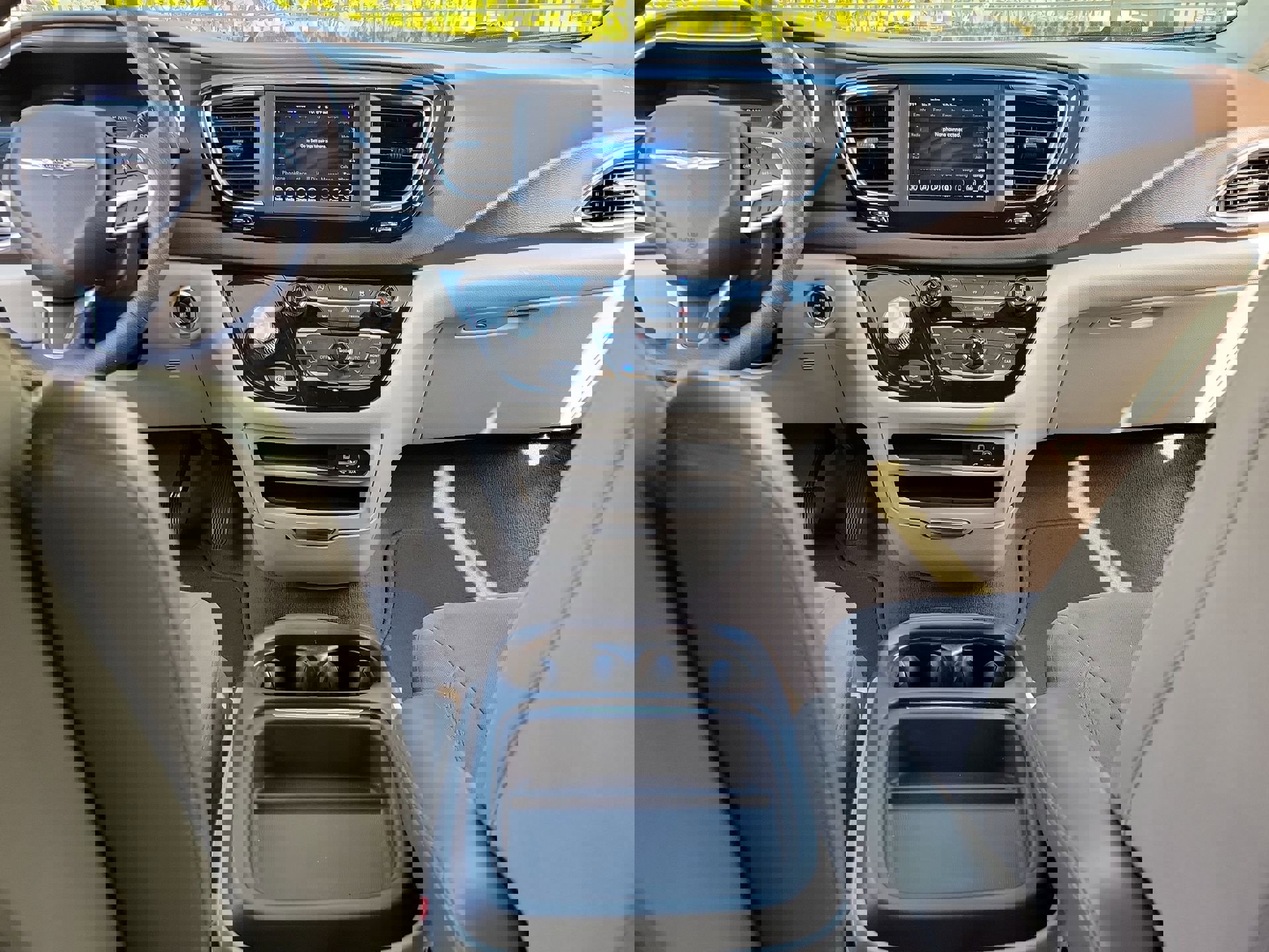 Used 2020 Chrysler Pacifica Touring w/ Tire & Wheel Group image 16