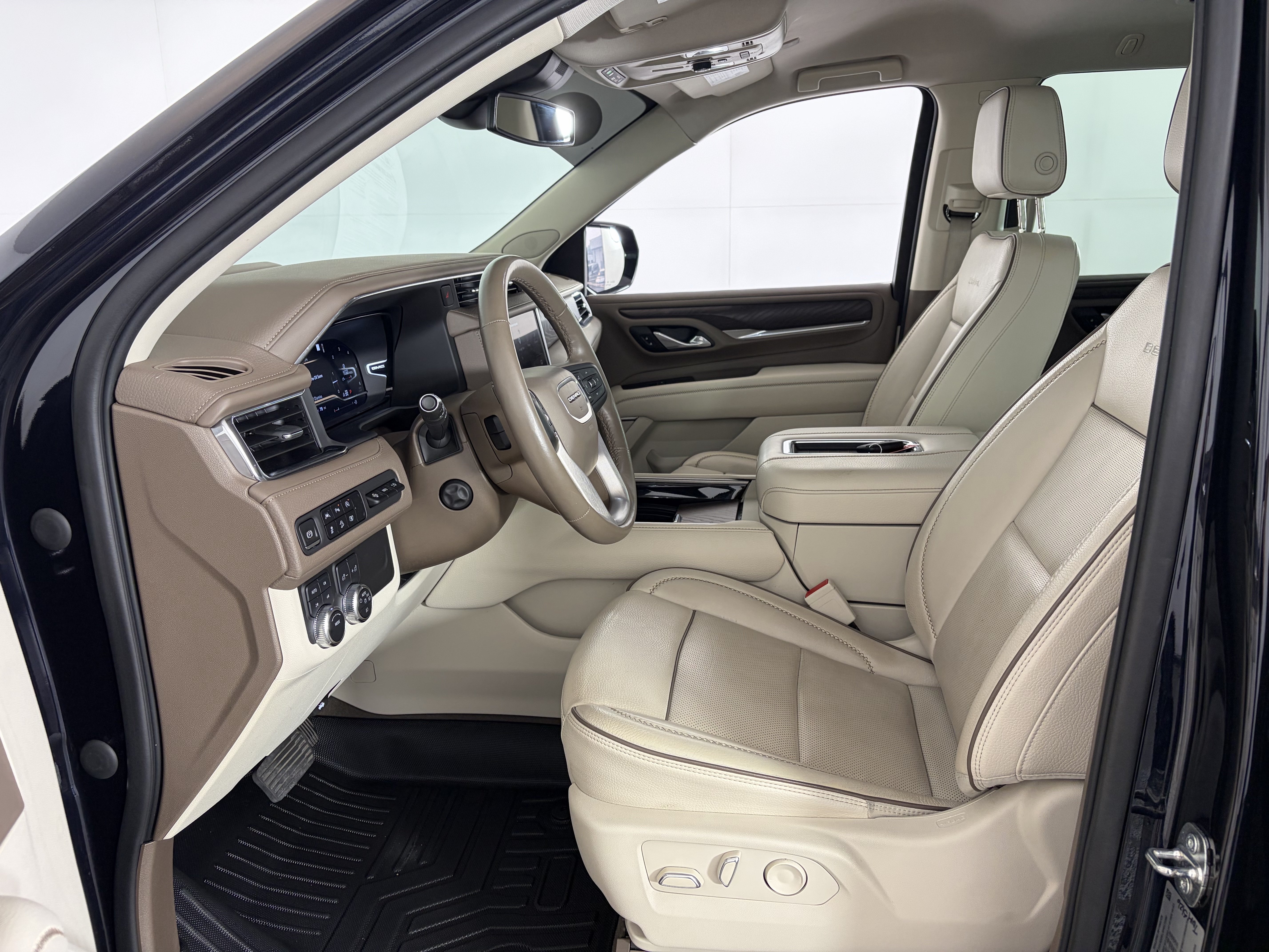 Used 2023 GMC Yukon Denali AWD/4WD image 5