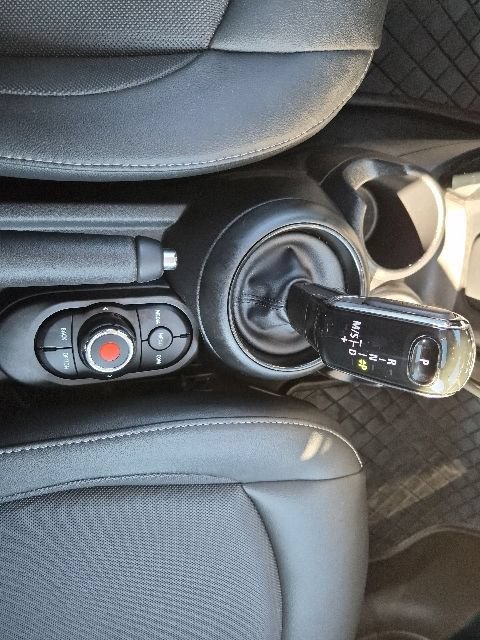 Used 2022 MINI Cooper 4-Door Hardtop w/ Premium Package FWD image 22
