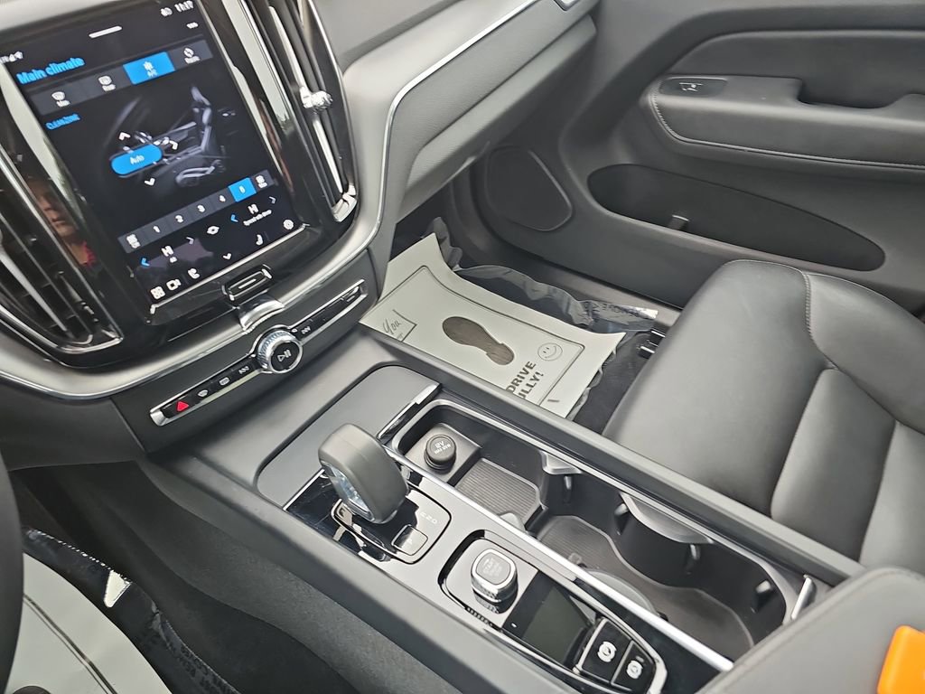 Used 2025 Volvo XC60 B5 Core image 29