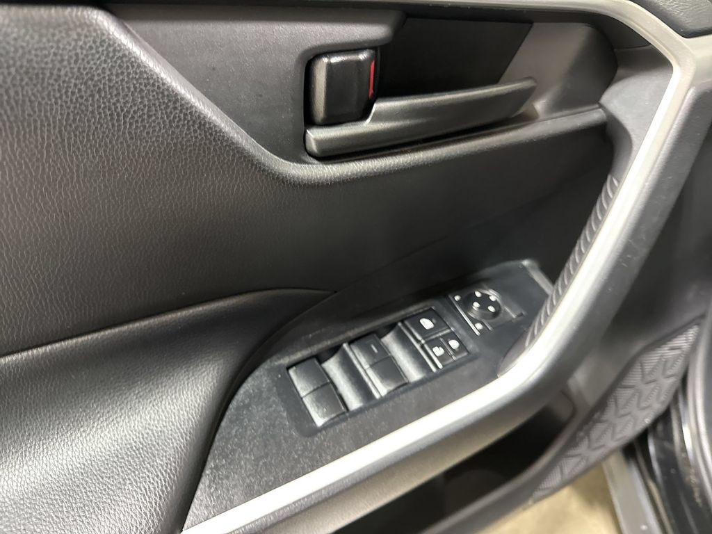 Used 2020 Toyota RAV4 LE AWD/4WD image 20