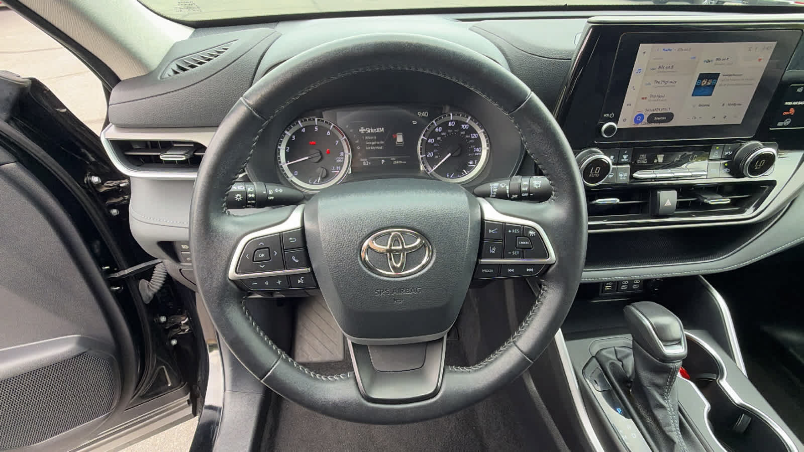 Used 2025 Toyota Highlander LE FWD image 18