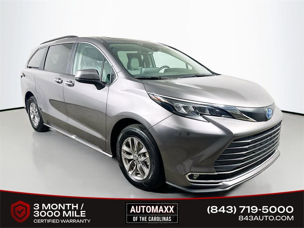 Used 2024 Toyota Sienna XLE FWD image 1