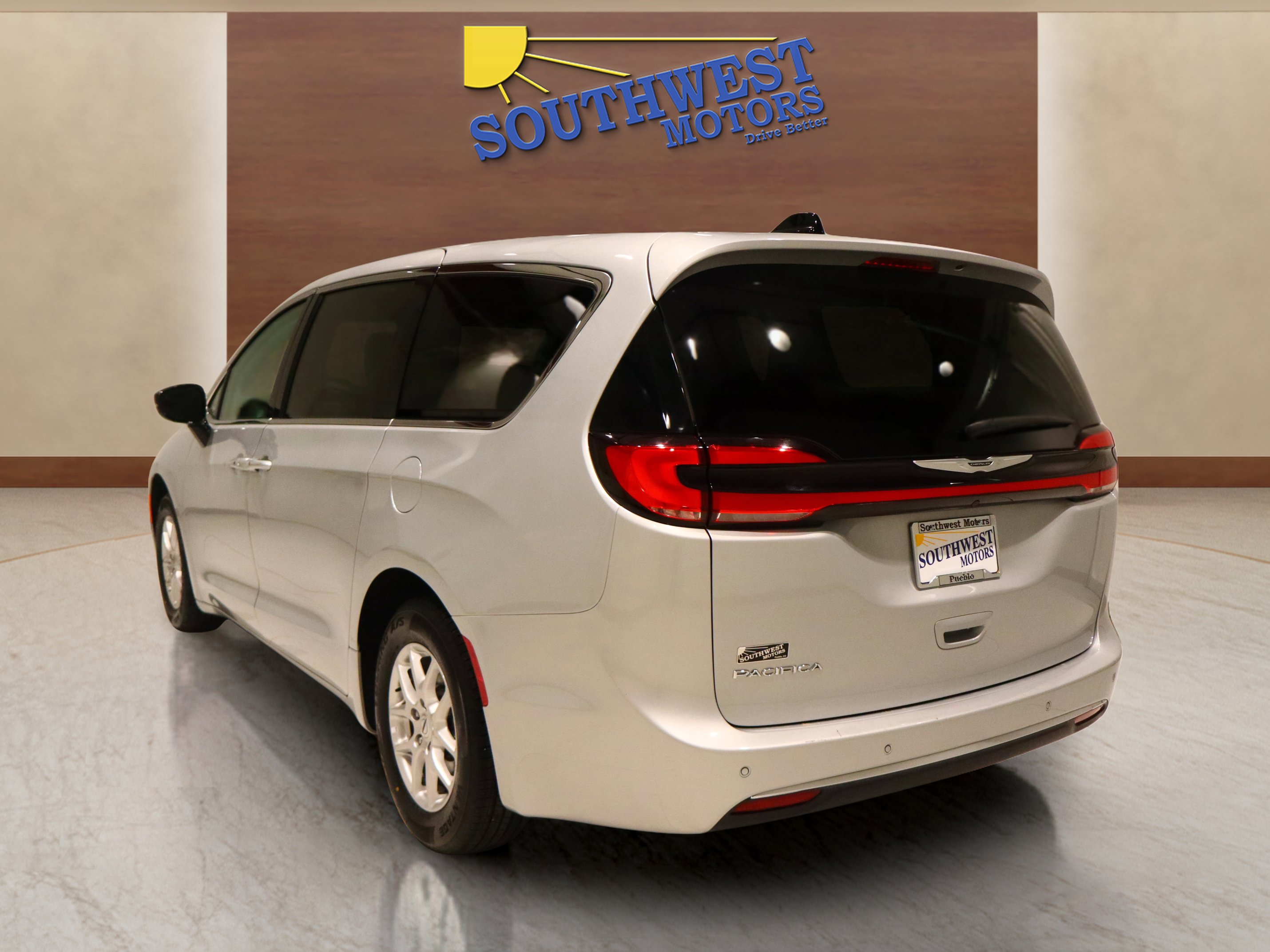 Used 2024 Chrysler Pacifica Touring-L image 2