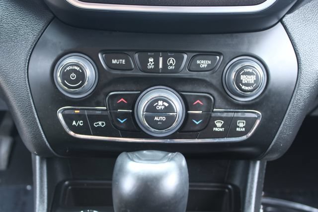 Used 2022 Jeep Cherokee Trailhawk AWD/4WD image 30
