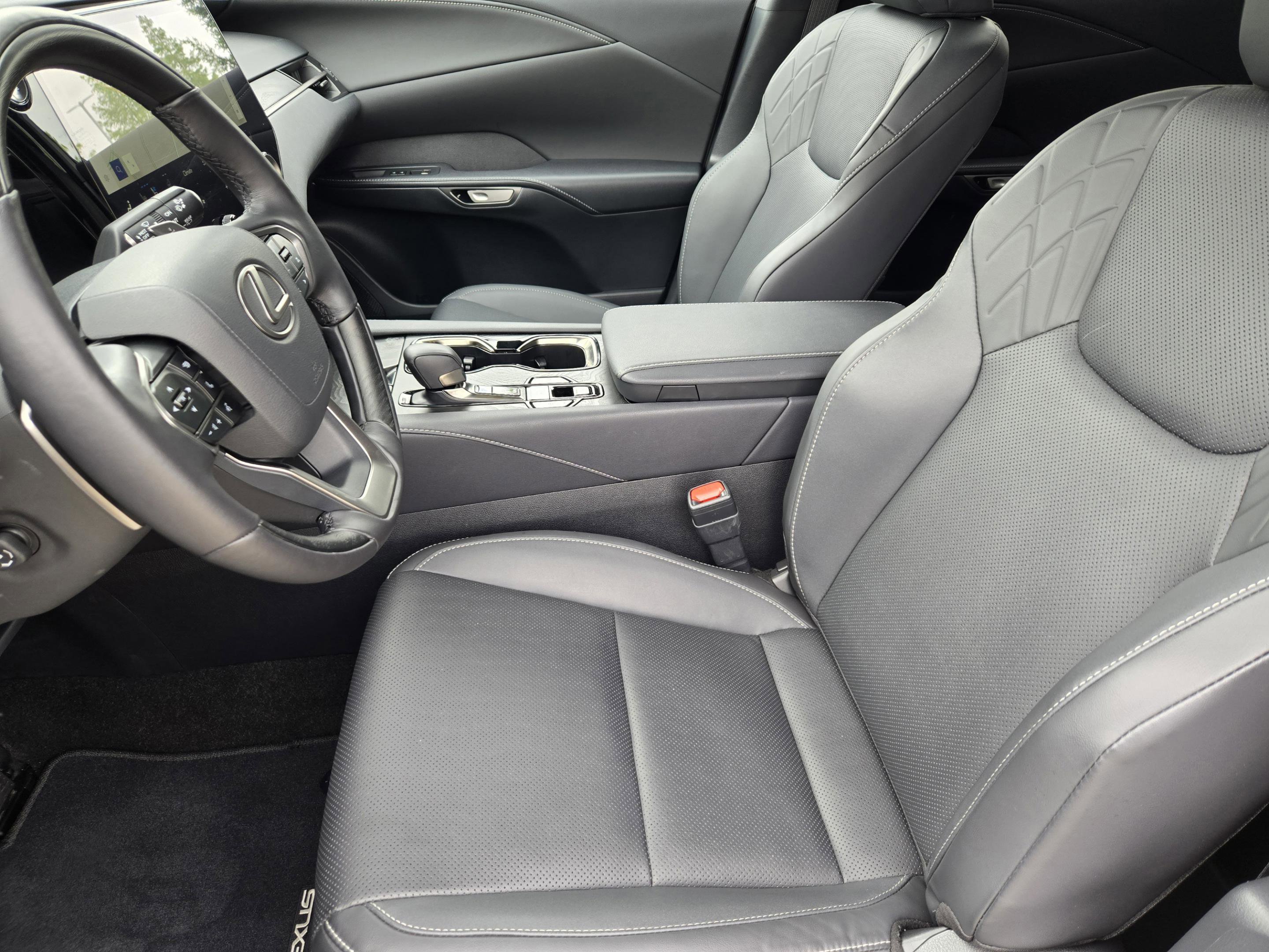 Used 2025 Lexus RX 350 Premium w/ Accessory Package (Z1) FWD image 9