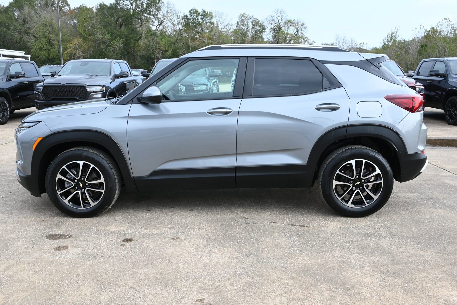 Used 2025 Chevrolet TrailBlazer LT image 3