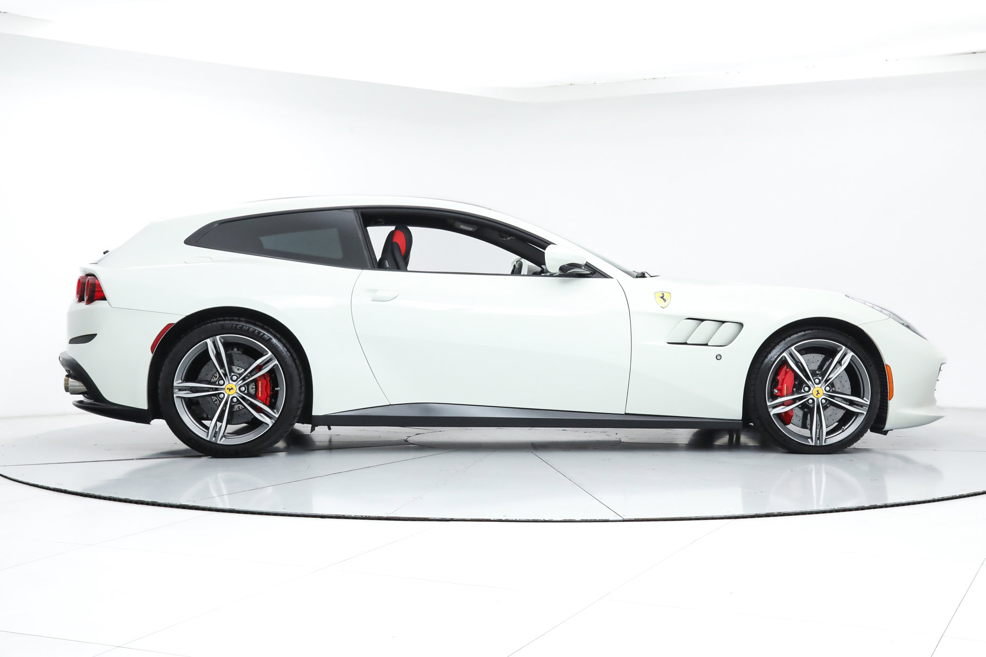 Certified 2020 Ferrari GTC4Lusso image 9