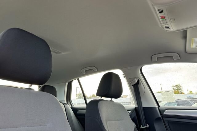 Used 2016 Volkswagen e-Golf SE w/ DC Fast Charging Package image 17