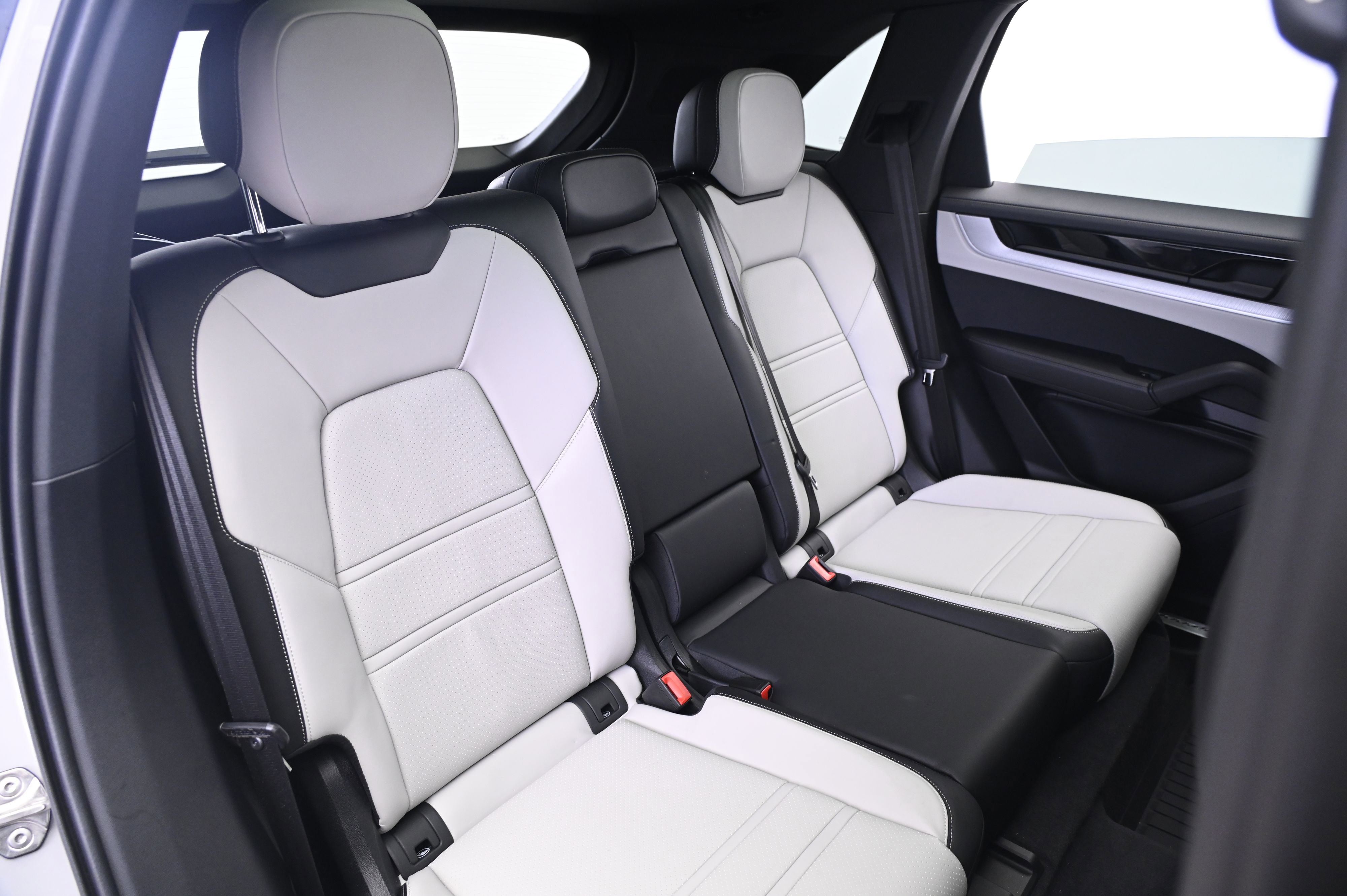 Used 2025 Porsche Cayenne image 19