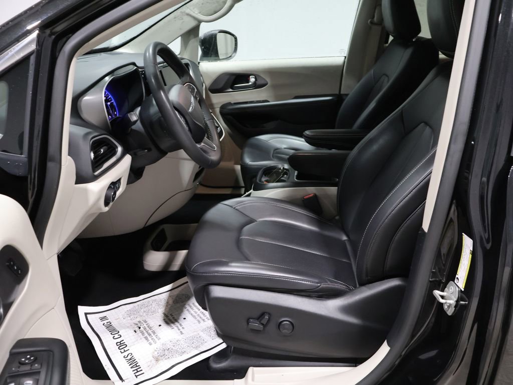 Used 2023 Chrysler Pacifica Touring-L FWD image 10