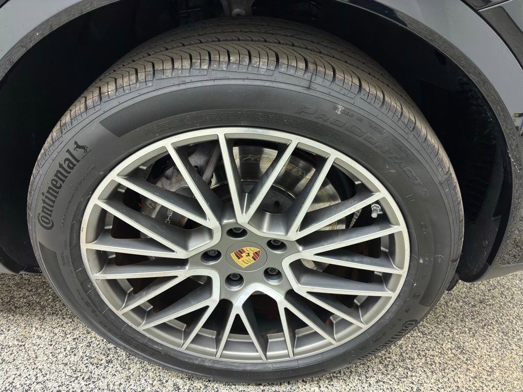 Used 2022 Porsche Cayenne Platinum Edition image 16