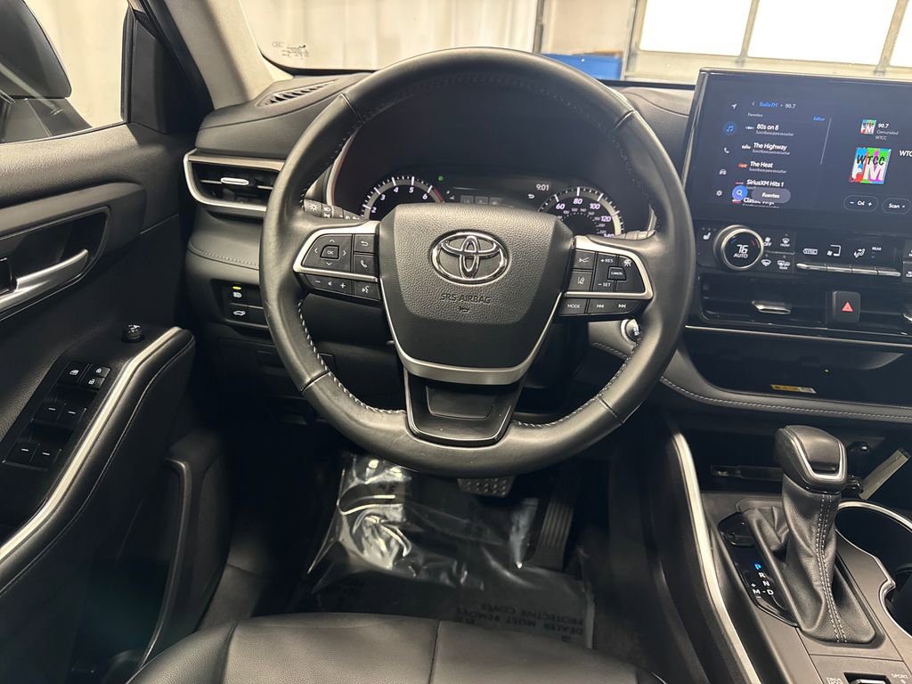 Used 2023 Toyota Highlander XLE AWD/4WD image 21