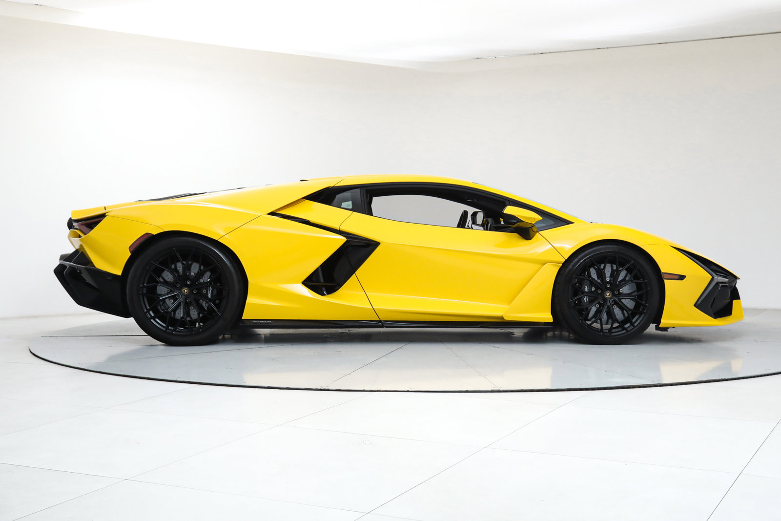Used 2024 Lamborghini Revuelto image 8