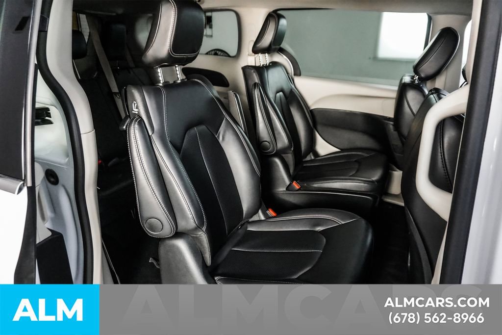 Used 2024 Chrysler Pacifica Select image 21