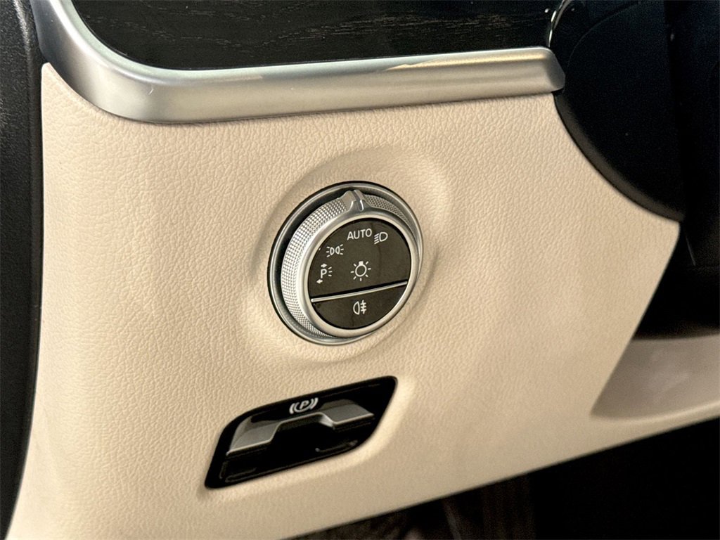 Used 2023 Mercedes-Benz C 300 4MATIC Sedan w/ Exclusive Trim Package image 14