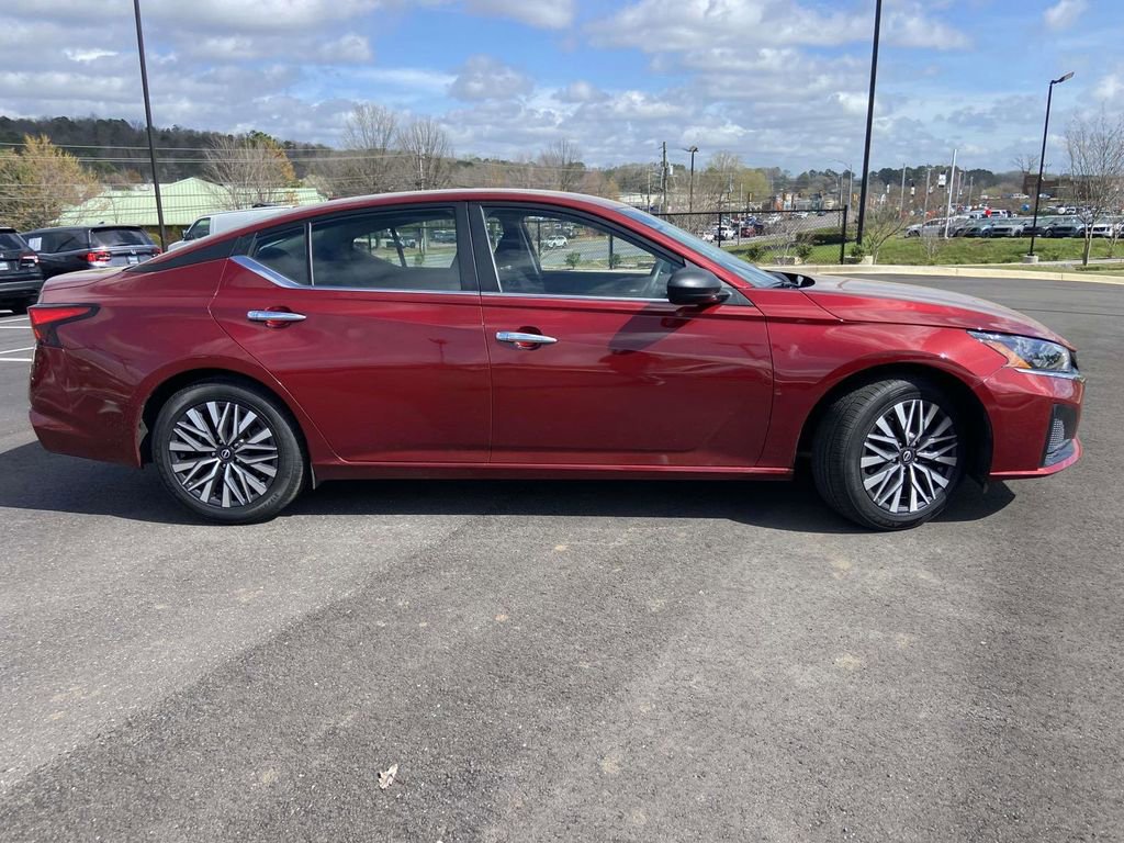 Used 2024 Nissan Altima 2.5 SV FWD image 2