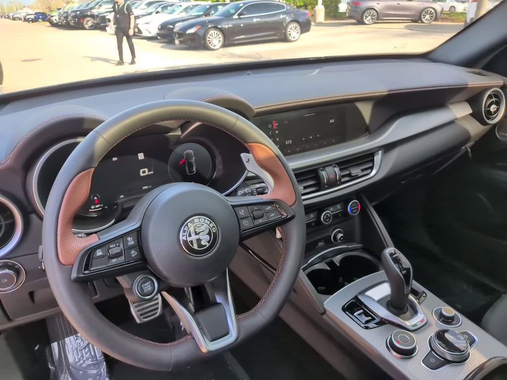 Used 2025 Alfa Romeo Stelvio Sprint image 30