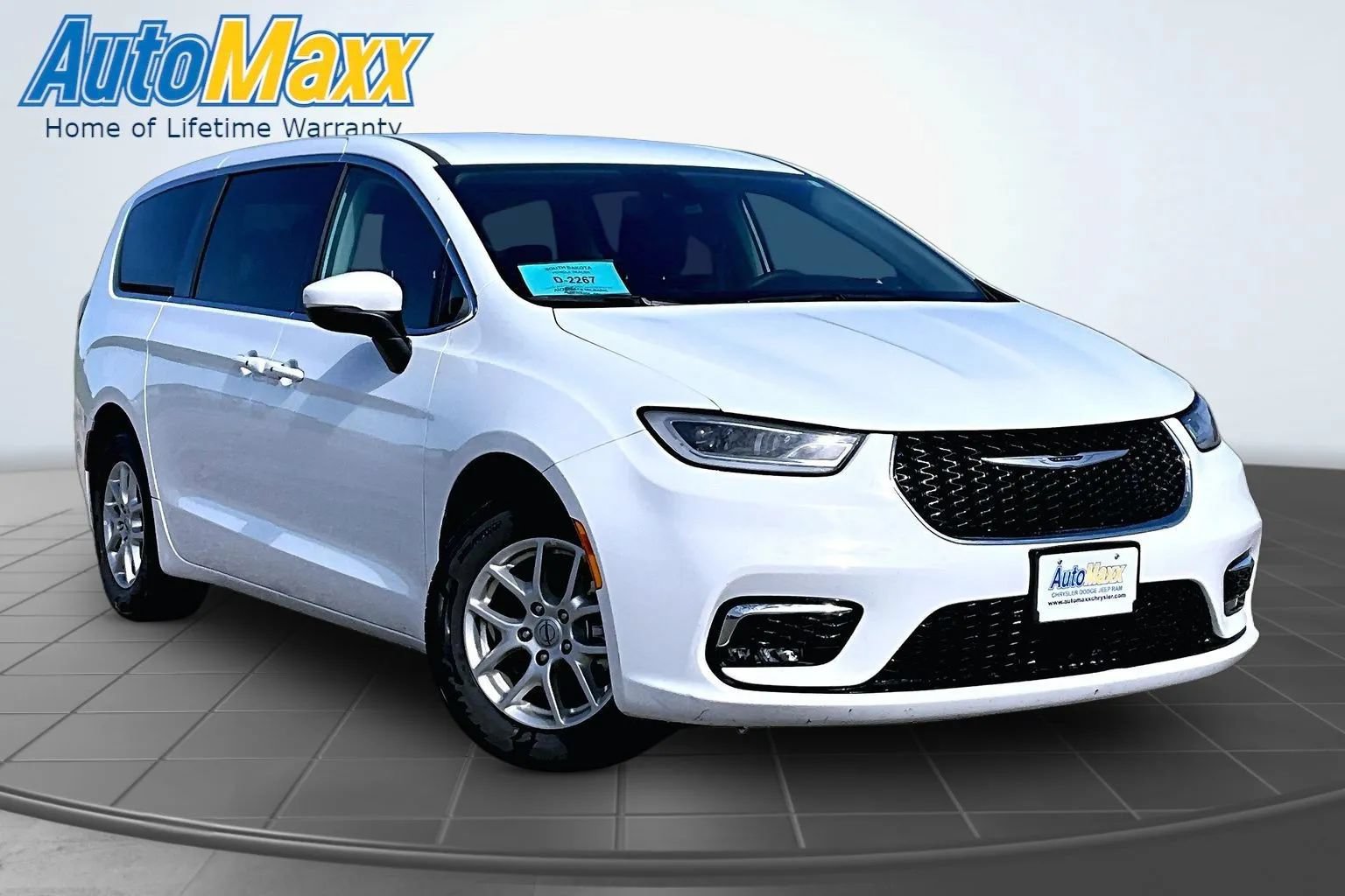 Used 2023 Chrysler Pacifica Touring-L FWD image 3