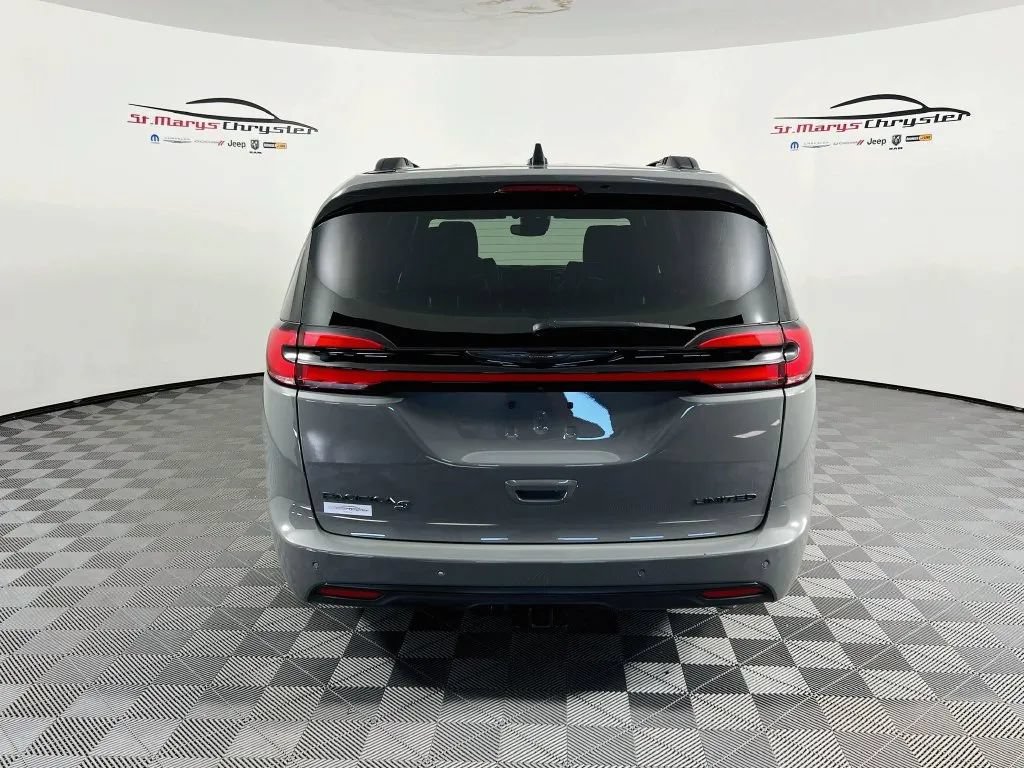 Used 2025 Chrysler Pacifica Limited w/ Trailer Tow Group FWD image 7