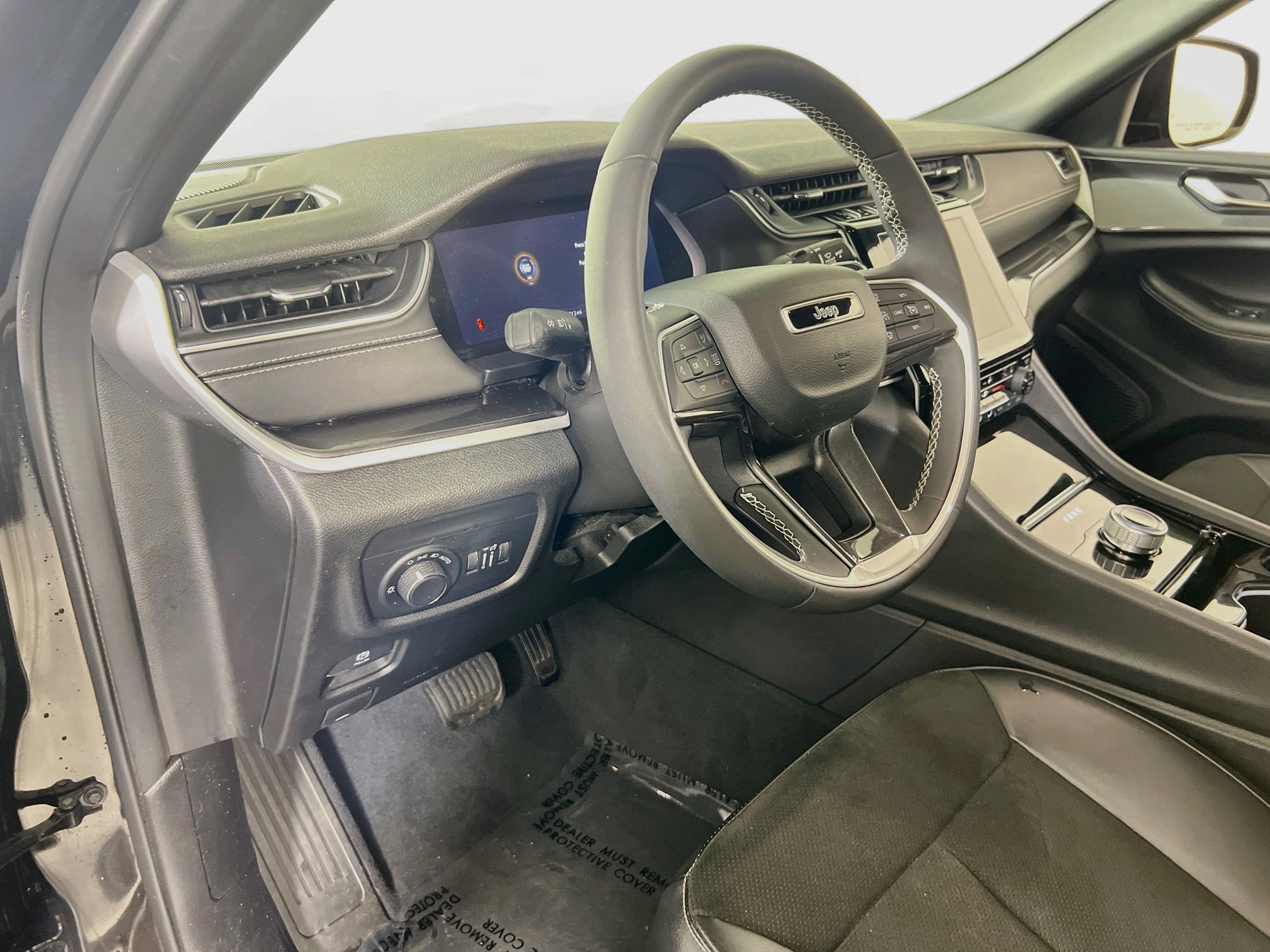 Used 2023 Jeep Grand Cherokee Altitude RWD image 9