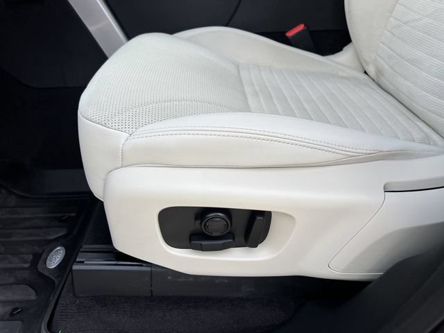 Used 2024 Land Rover Discovery S AWD/4WD image 17