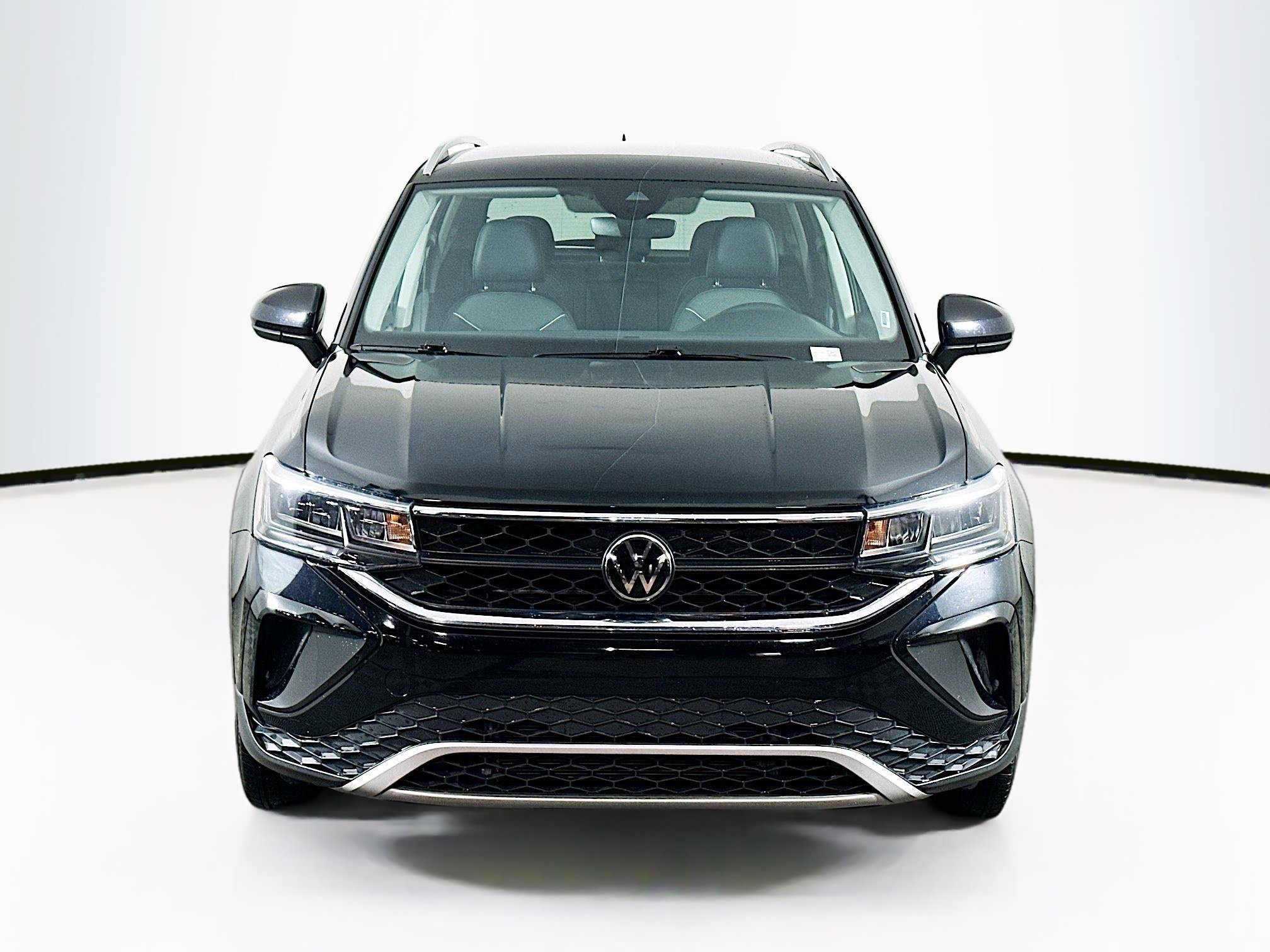 Used 2024 Volkswagen Taos SE image 2