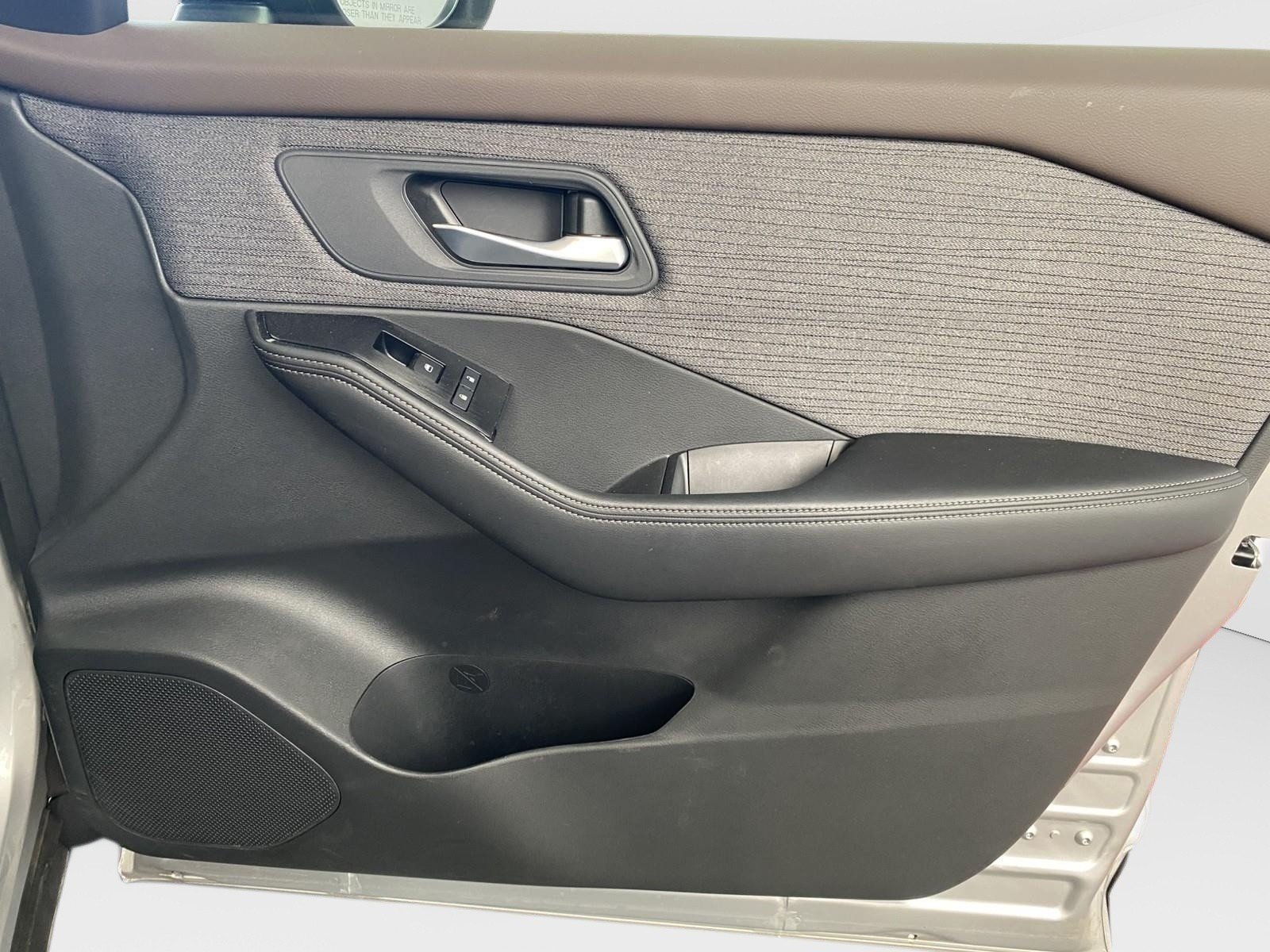 Used 2023 Nissan Rogue SV AWD/4WD image 7