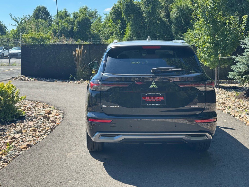 Used 2025 Mitsubishi Outlander AWD image 4