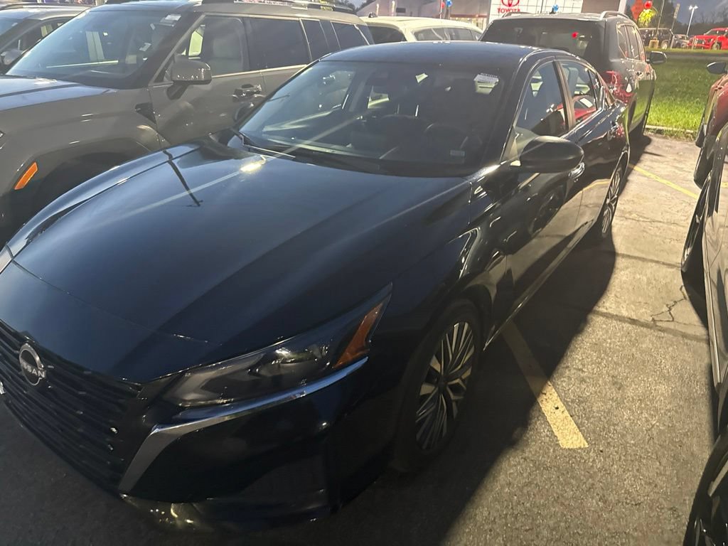 Used 2025 Nissan Altima 2.5 SV FWD image 2