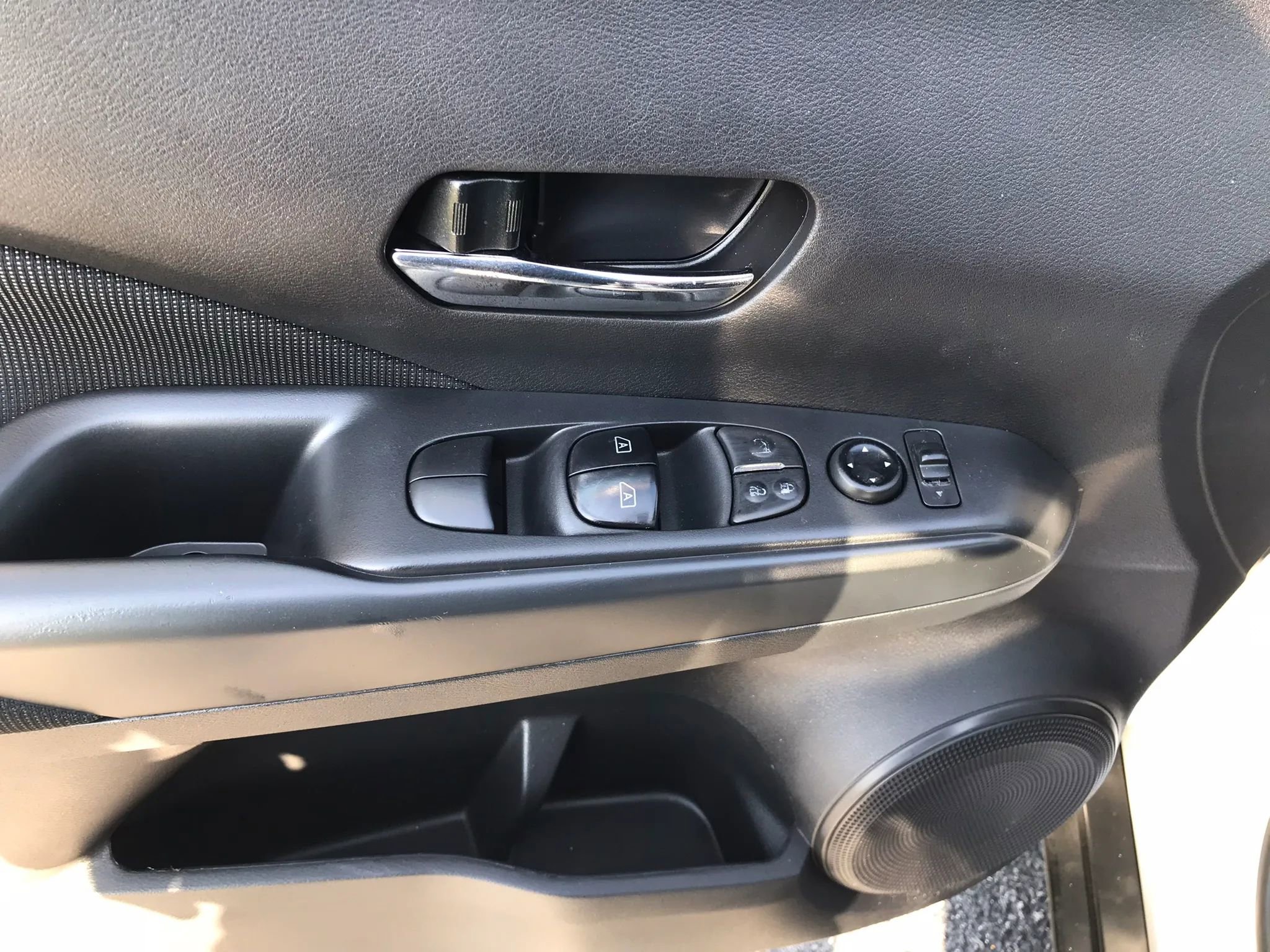 Used 2019 Nissan Kicks SV image 11