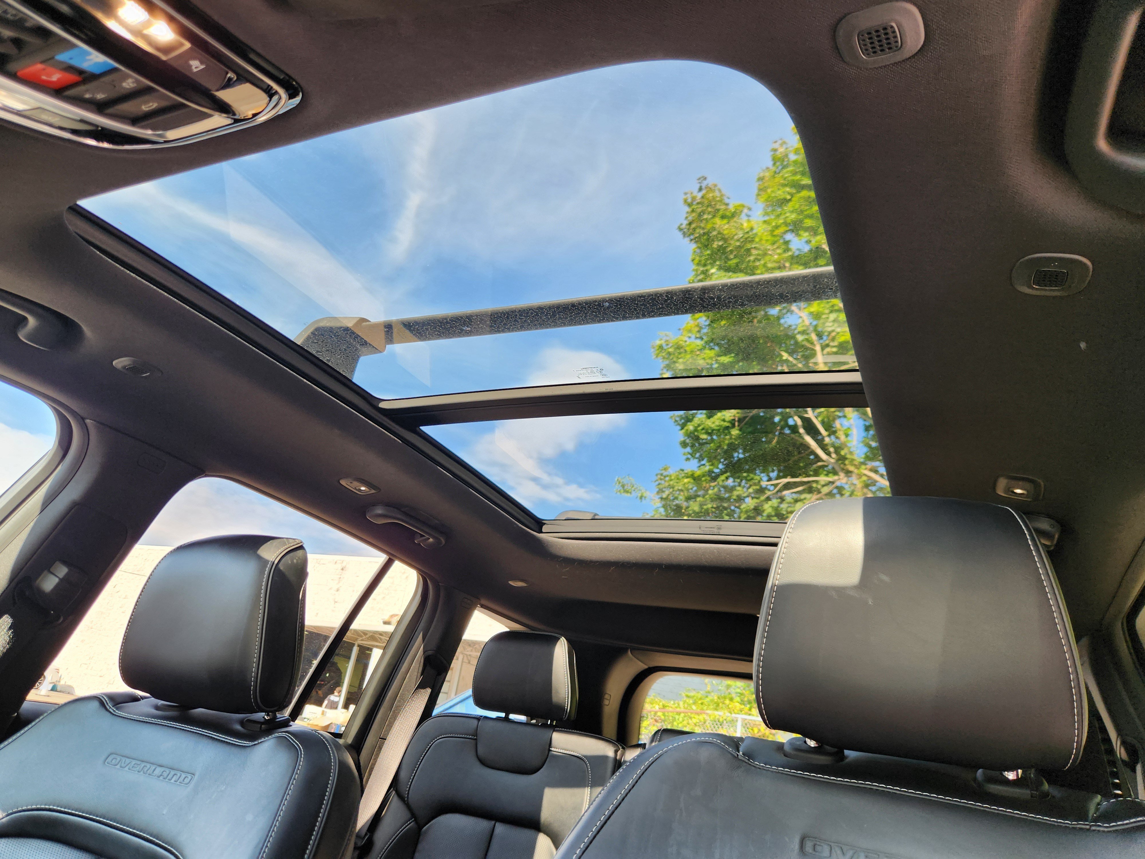 Used 2023 Jeep Grand Cherokee Overland AWD/4WD image 16