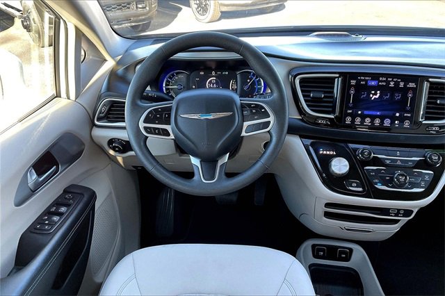 Used 2017 Chrysler Pacifica Touring Plus image 5