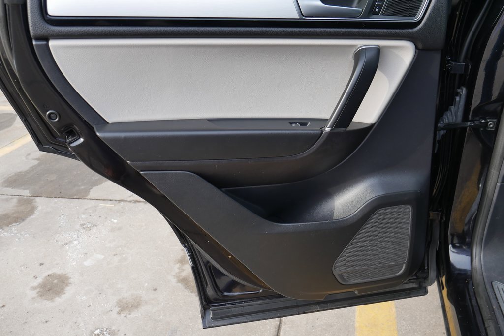 Used 2017 Volkswagen Touareg Wolfsburg Edition image 28