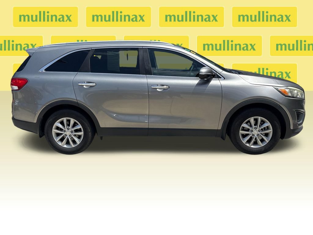 Used 2017 Kia Sorento FWD image 2