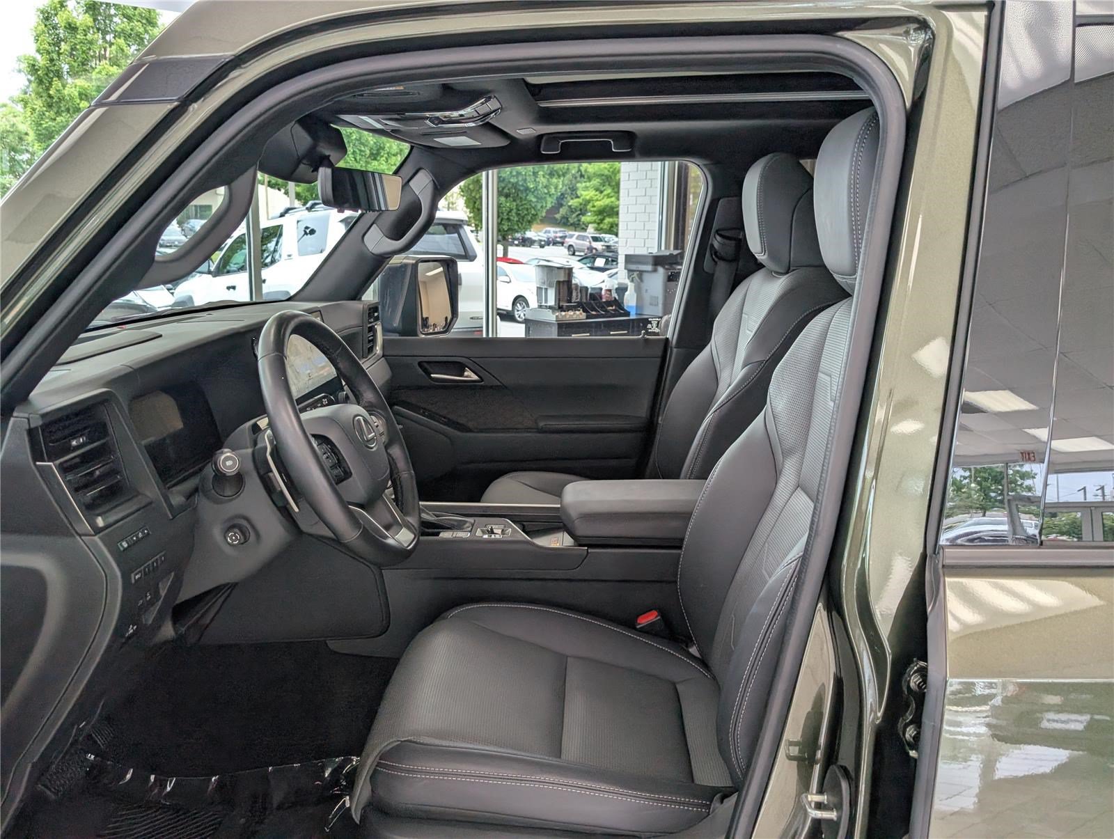 Used 2024 Lexus GX 550 w/ Accessory Package (2T) AWD/4WD image 18