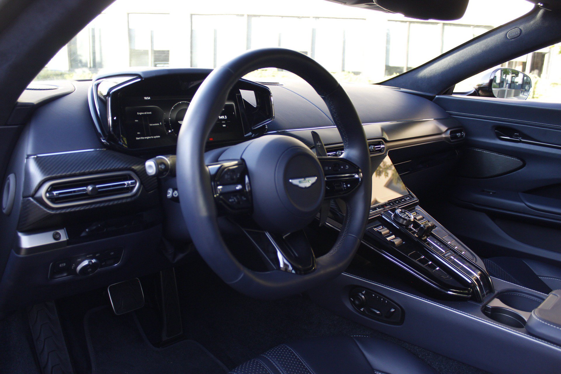 Used 2025 Aston Martin V8 Vantage Coupe RWD image 31