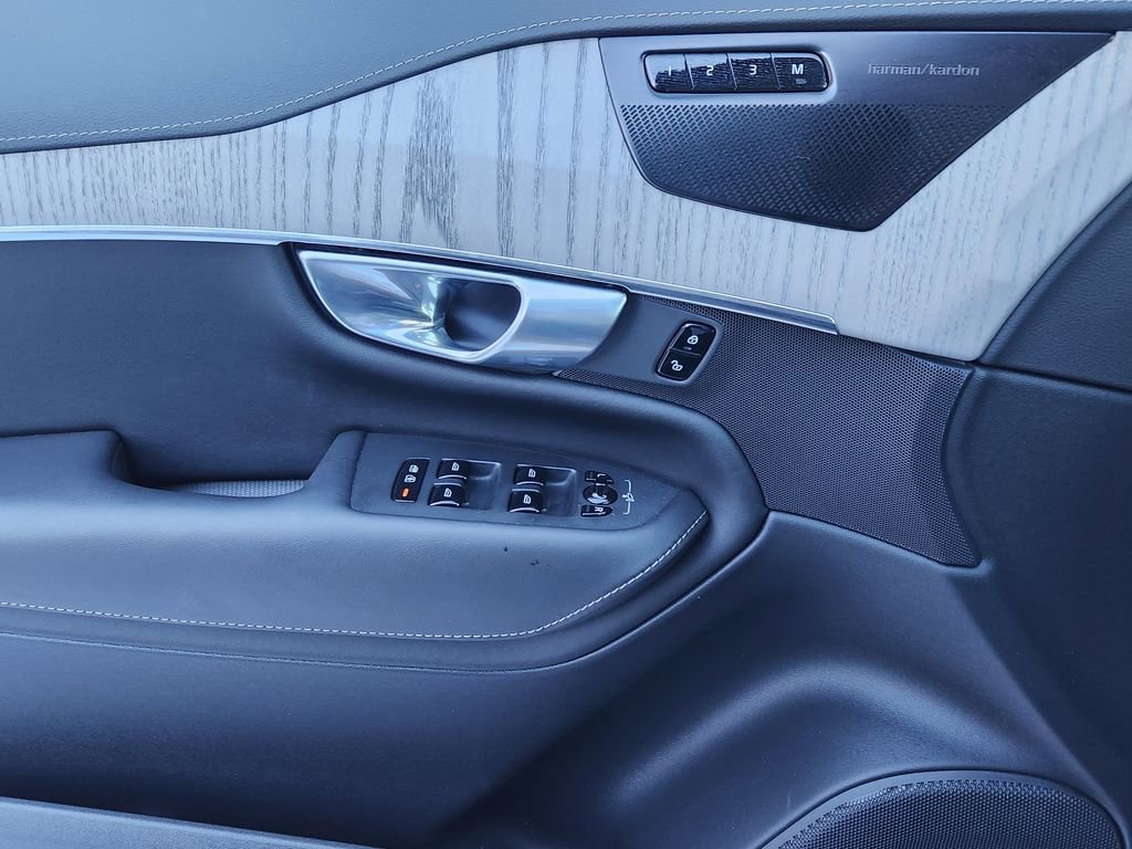 New 2025 Volvo XC90 T8 Ultra w/ Protection Package Premier image 3