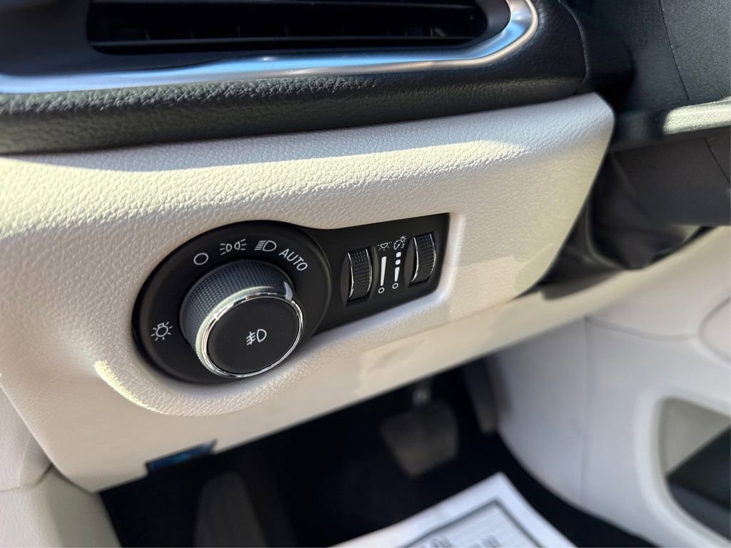 Used 2024 Chrysler Pacifica Limited FWD image 39