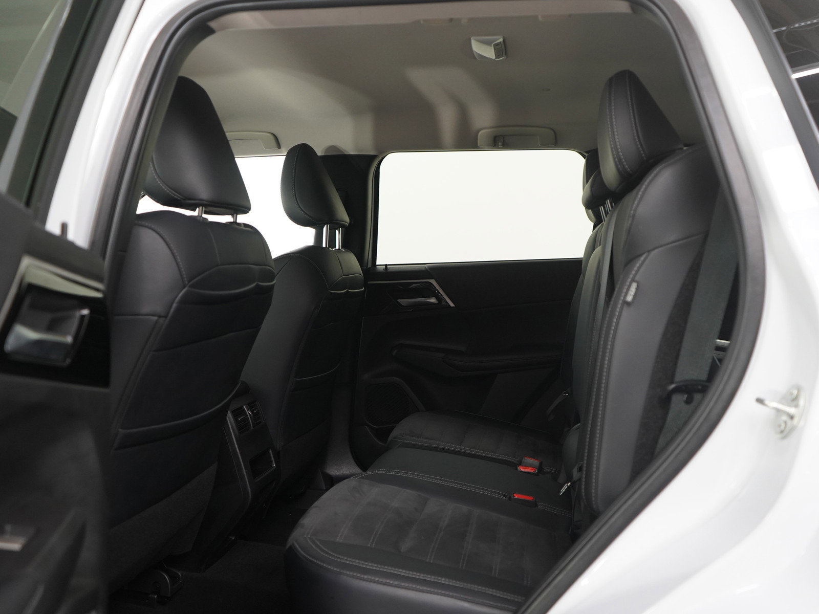 Used 2023 Mitsubishi Outlander SE AWD/4WD image 19