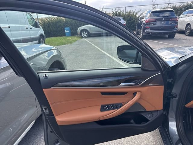 Used 2021 BMW 530i xDrive w/ Premium Package image 19