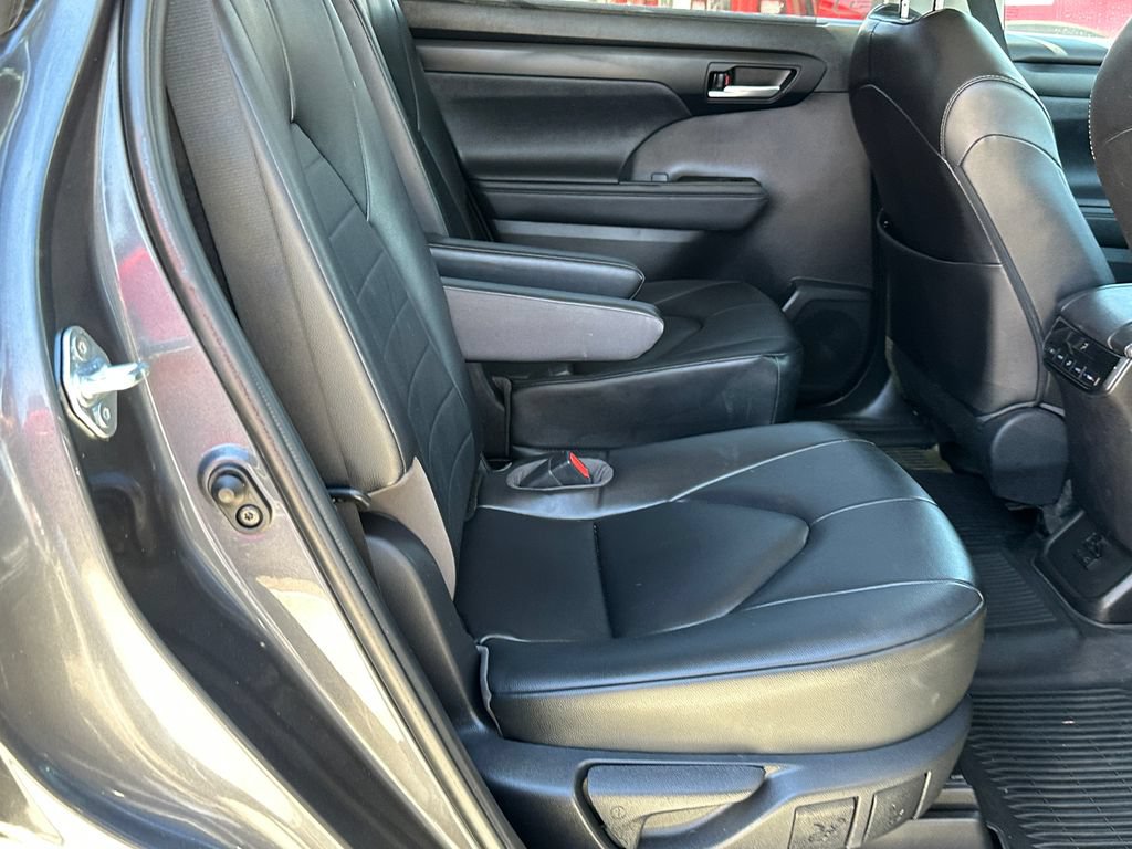Used 2023 Toyota Highlander XLE FWD image 22
