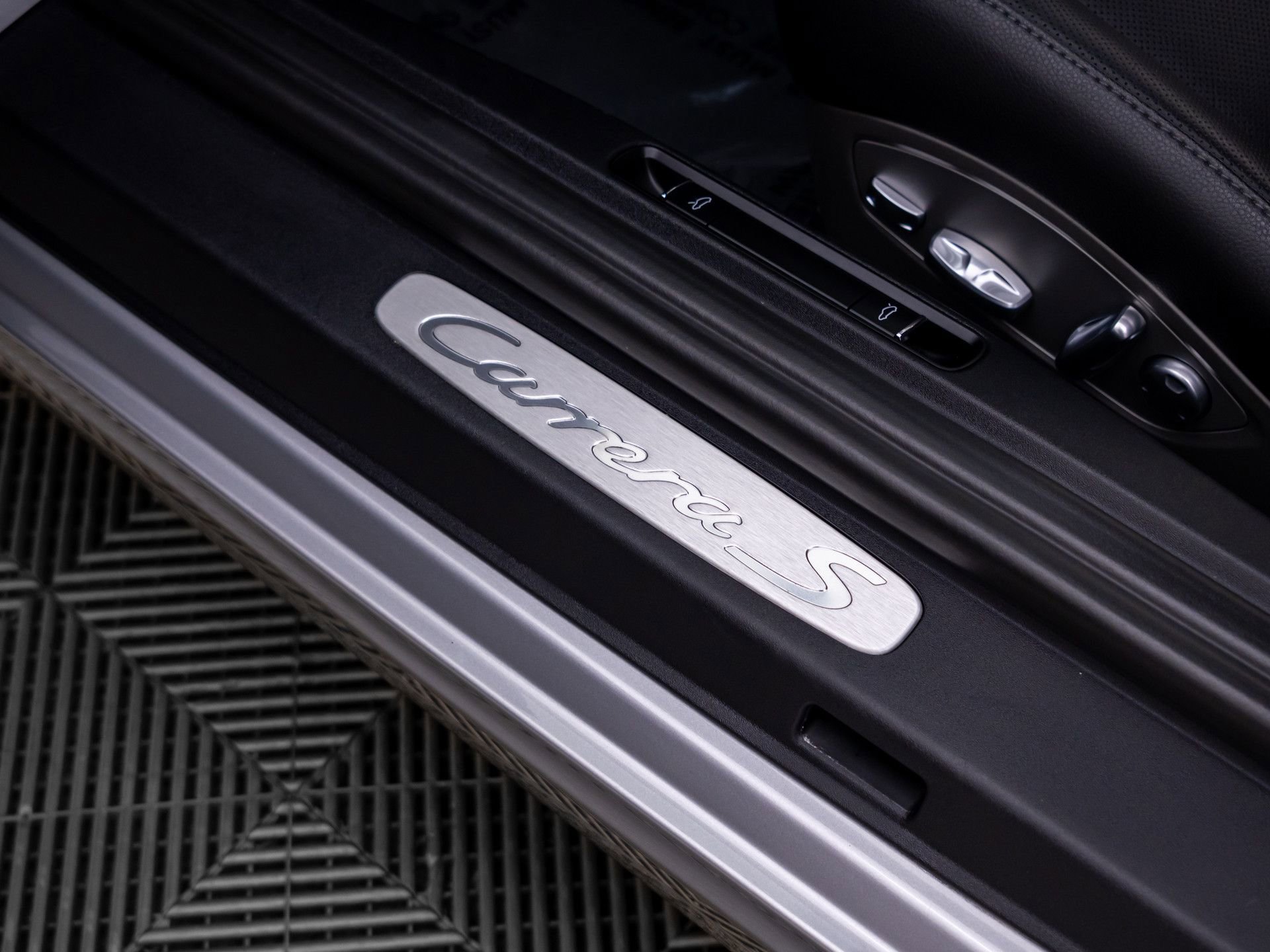 Used 2017 Porsche 911 Carrera S image 15