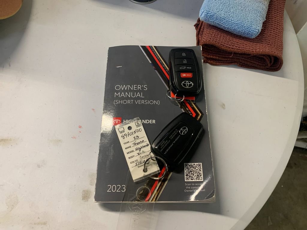 Used 2023 Toyota Highlander XLE image 9