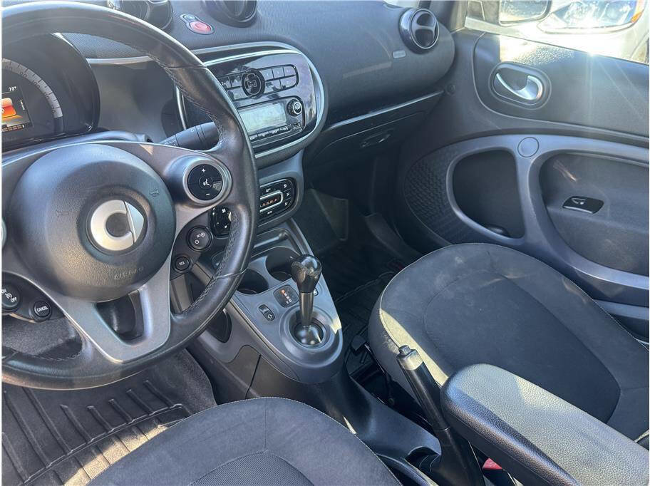 Used 2017 smart fortwo passion image 20